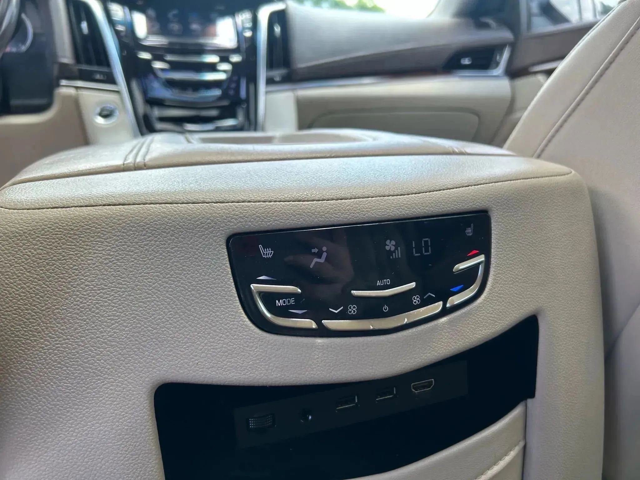 Used 2017 Cadillac Escalade ESV Premium Luxury image 38