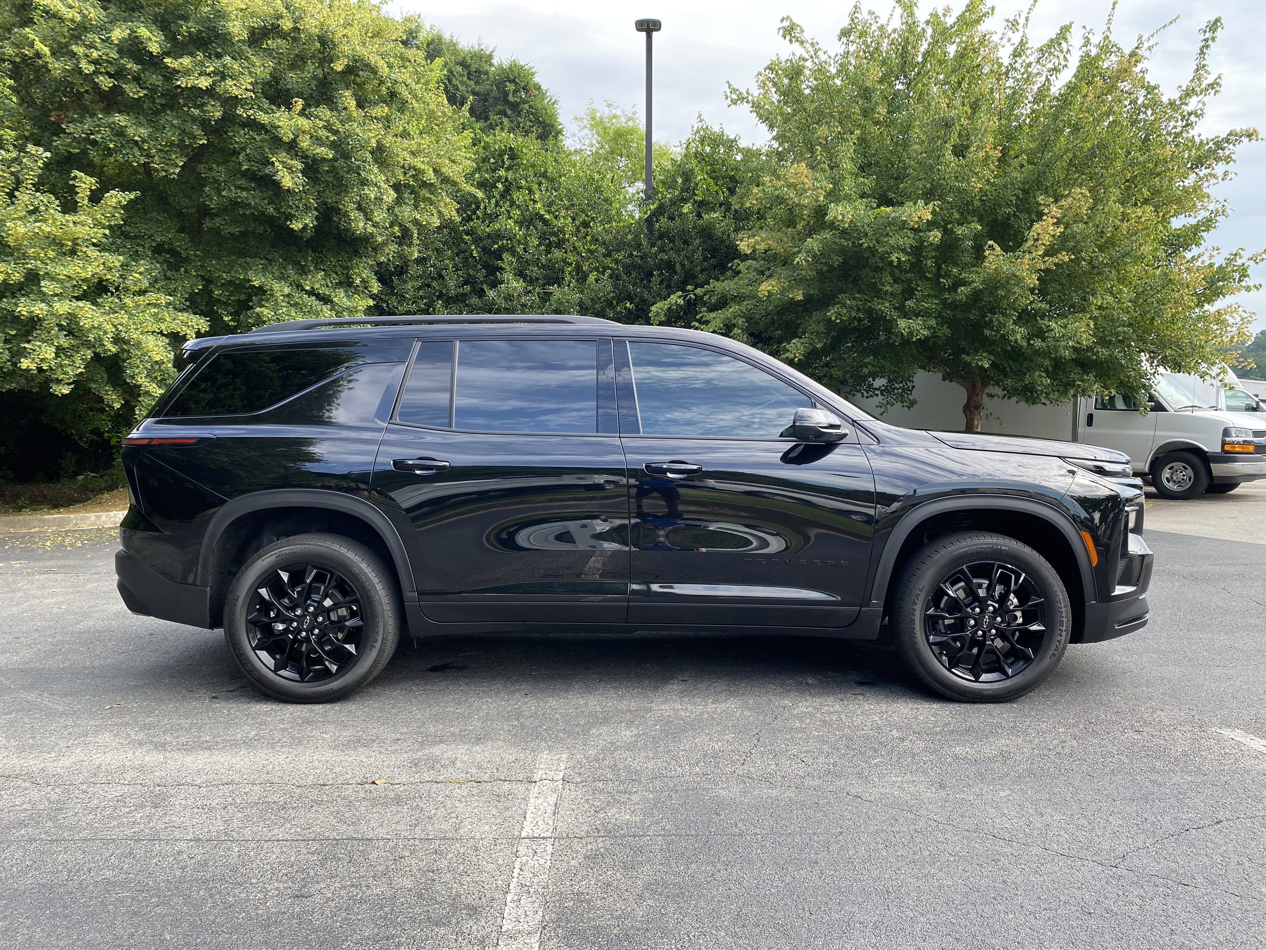Used 2025 Chevrolet Traverse LT w/ Midnight/Sport Edition FWD image 10