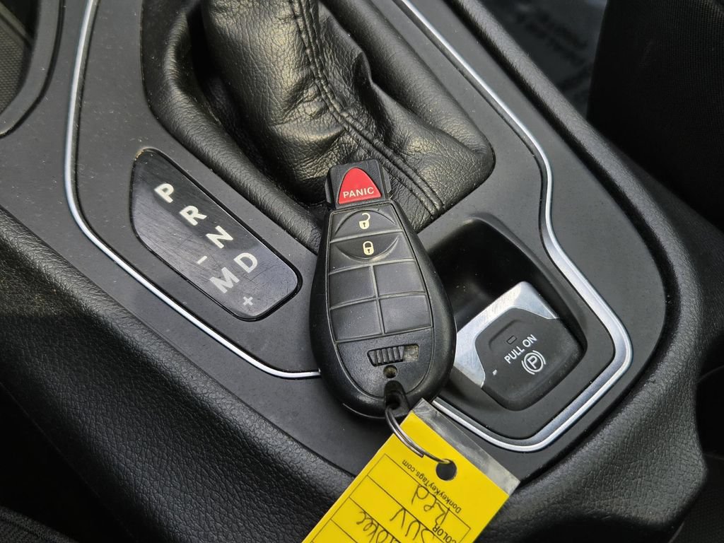 Used 2019 Jeep Cherokee Latitude w/ Popular Appearance Group FWD image 43