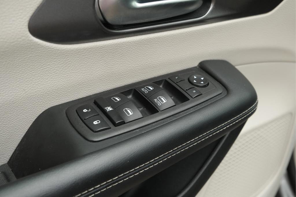 Used 2023 Chrysler Pacifica Touring-L FWD image 13