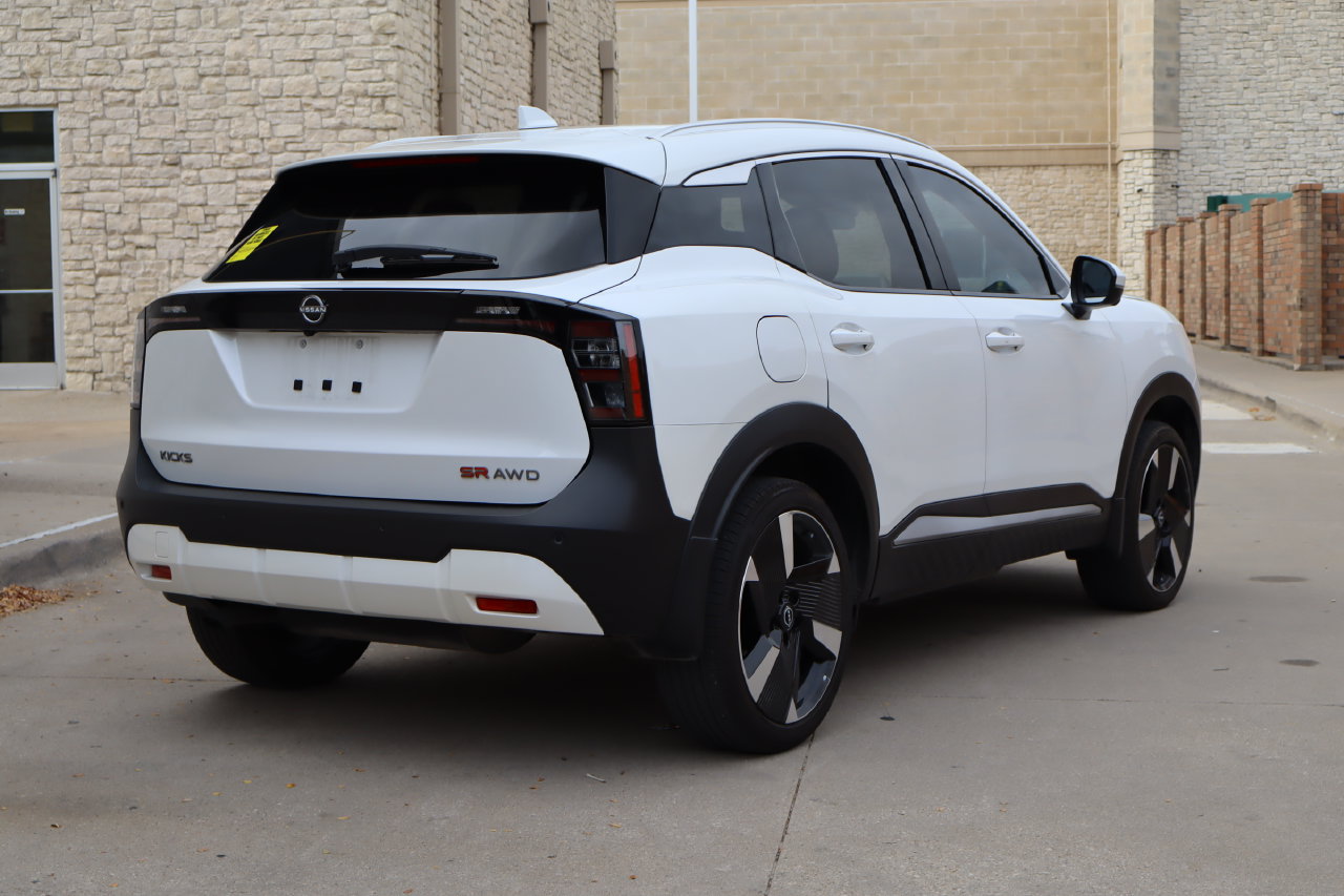 Used 2025 Nissan Kicks SR AWD/4WD image 3