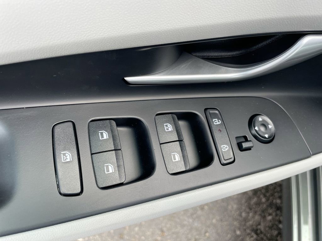 New 2025 Hyundai Elantra Limited image 38
