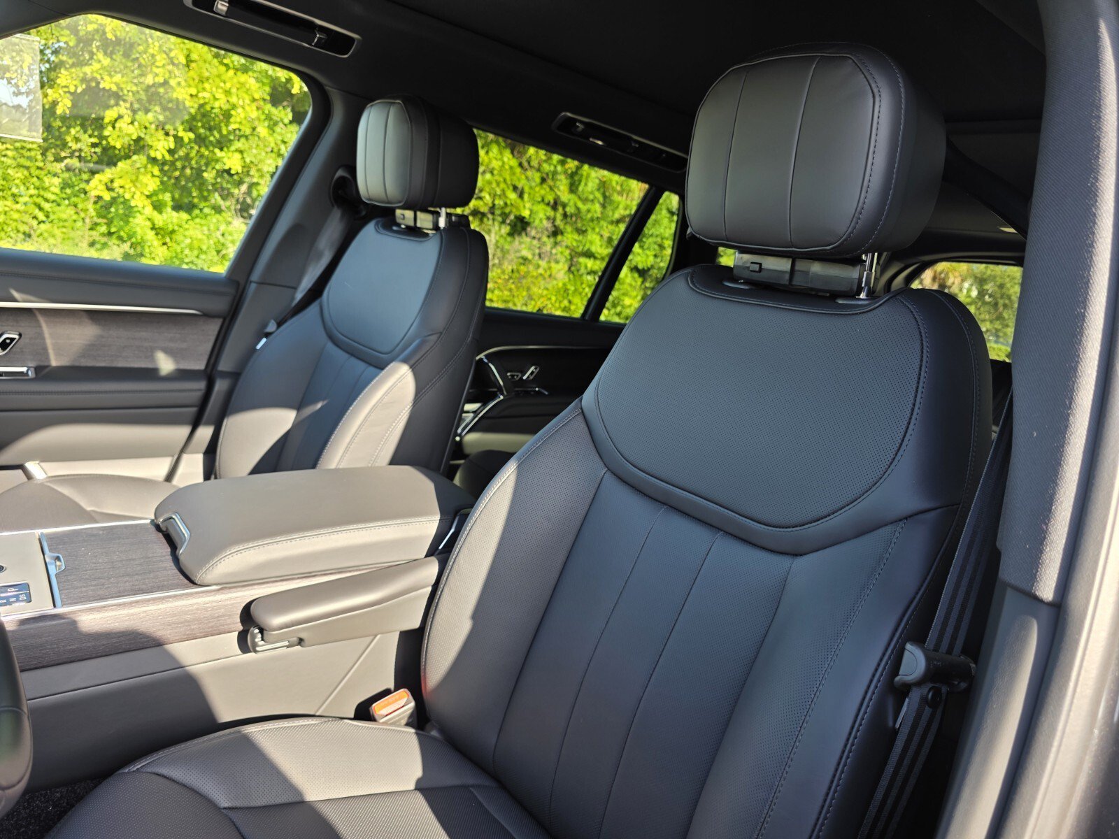 New 2026 Land Rover Range Rover Long Wheelbase SE AWD/4WD image 11