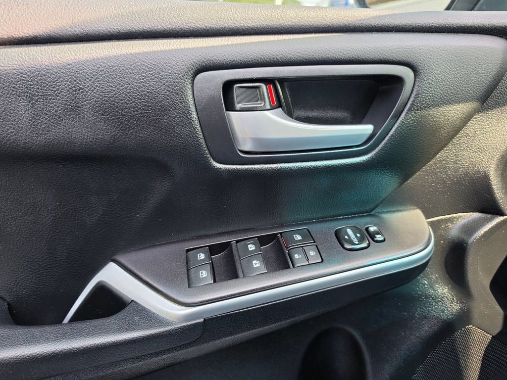 Used 2015 Toyota Camry SE FWD image 19
