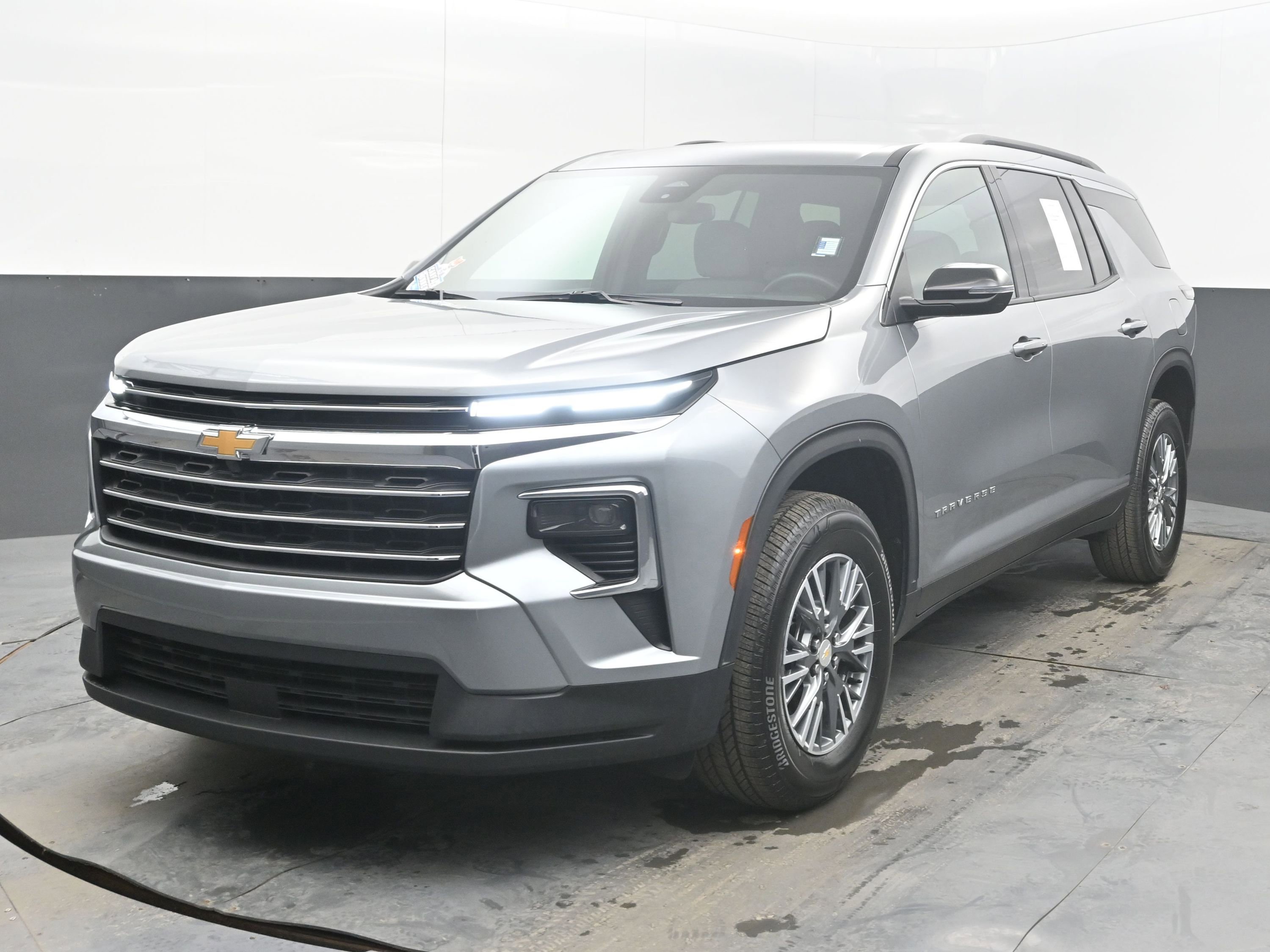 Used 2025 Chevrolet Traverse LT image 4
