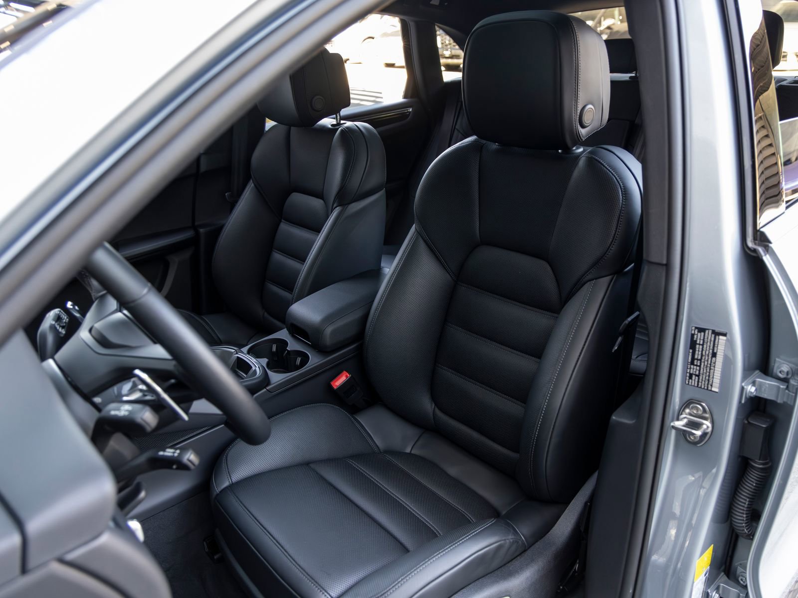 Certified 2025 Porsche Macan AWD/4WD image 5