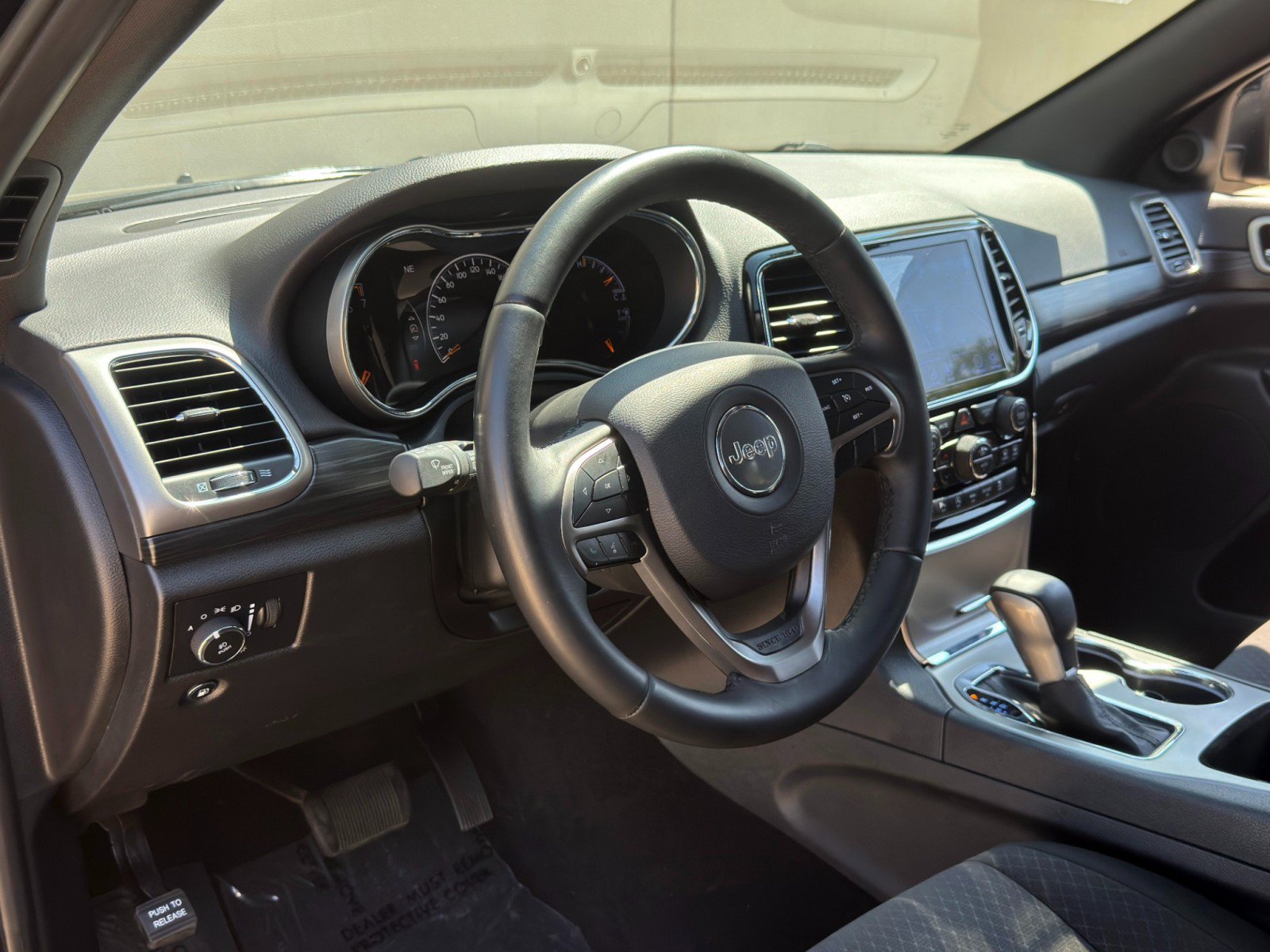 Used 2019 Jeep Grand Cherokee Laredo w/ 18" Wheel & 8.4" Radio Group AWD/4WD image 12