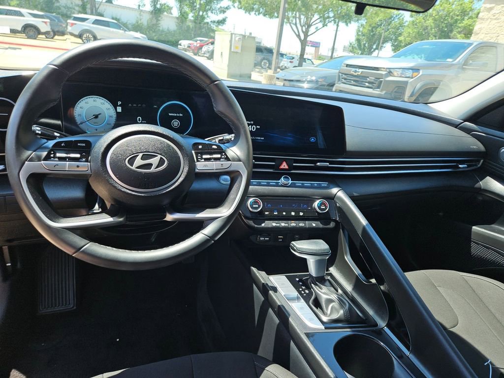 Used 2025 Hyundai Elantra SEL FWD image 16