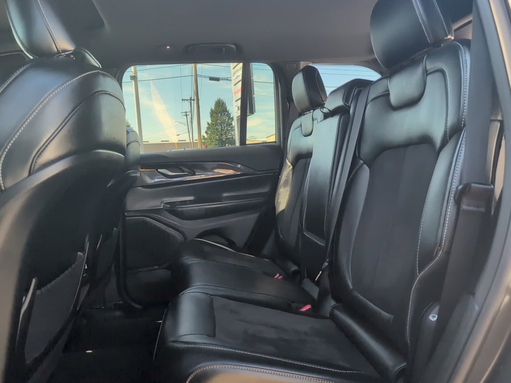 Used 2023 Jeep Grand Cherokee Altitude image 18