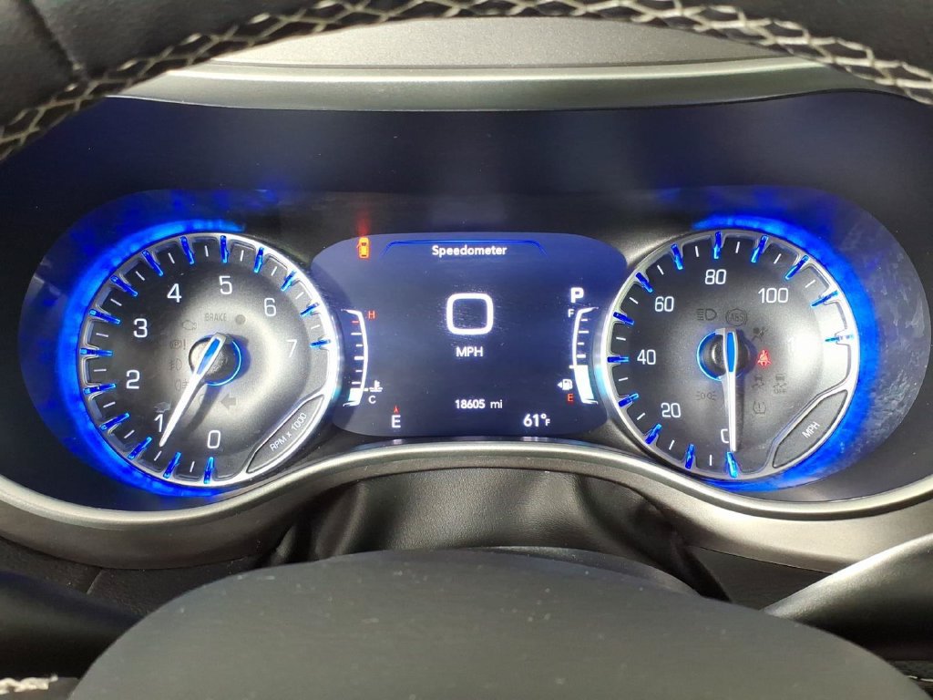Used 2025 Chrysler Pacifica Select w/ Uconnect Theater Family Group FWD image 18