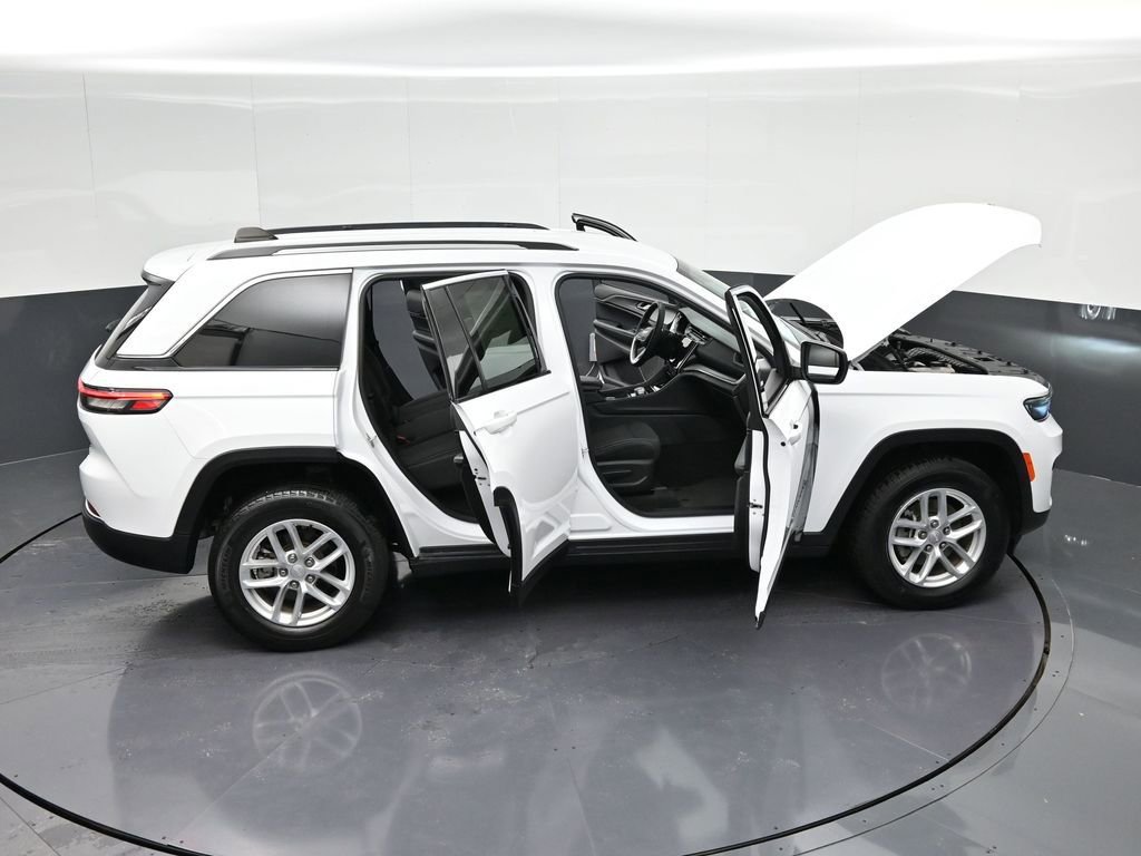 Used 2023 Jeep Grand Cherokee Laredo AWD/4WD image 45