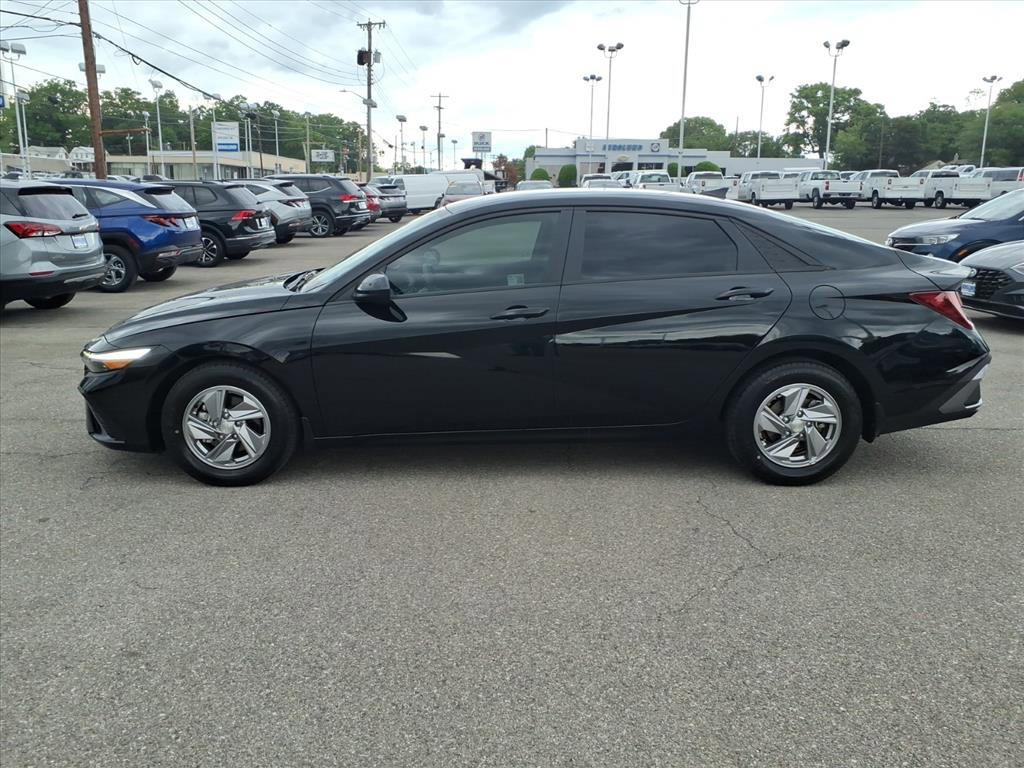 Used 2025 Hyundai Elantra SE FWD image 7
