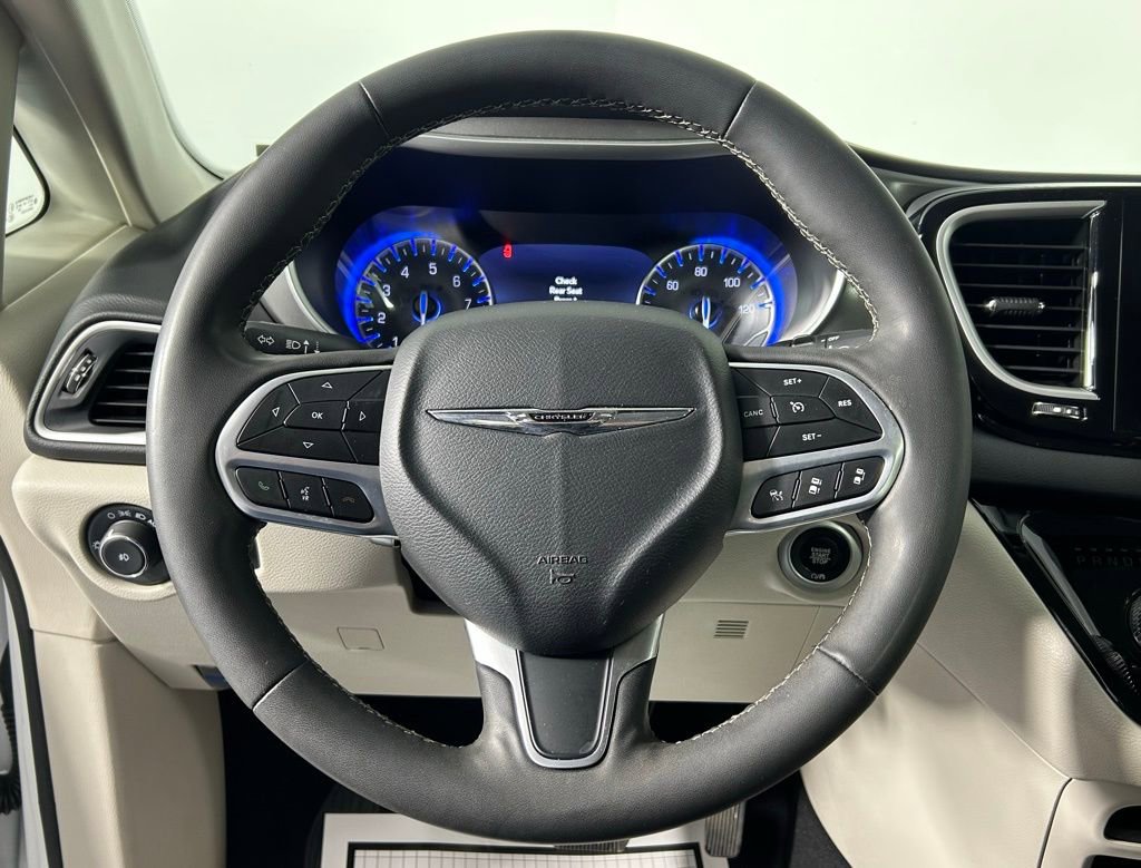 Used 2023 Chrysler Pacifica Touring-L image 26