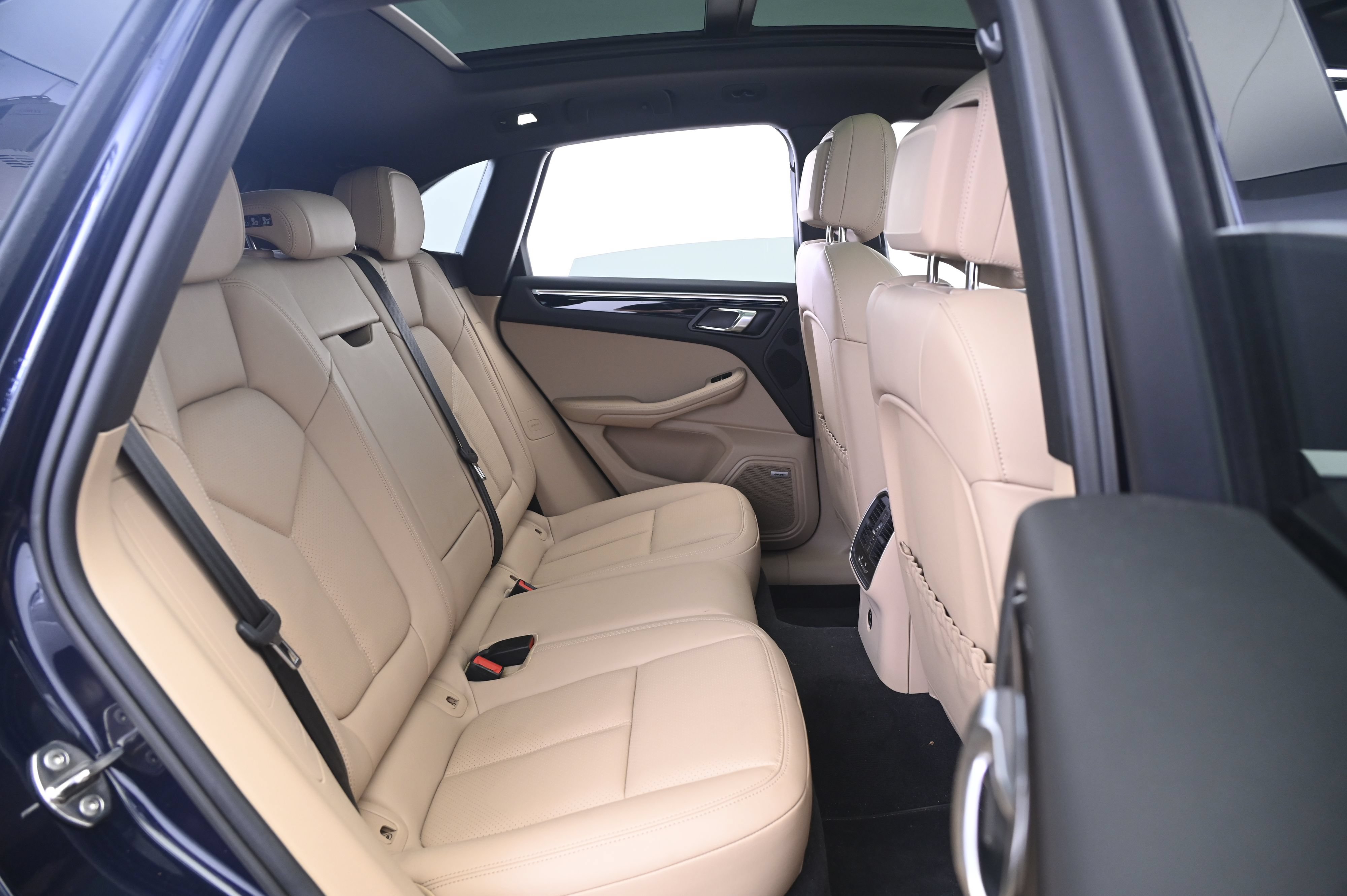 Certified 2022 Porsche Macan AWD/4WD image 18