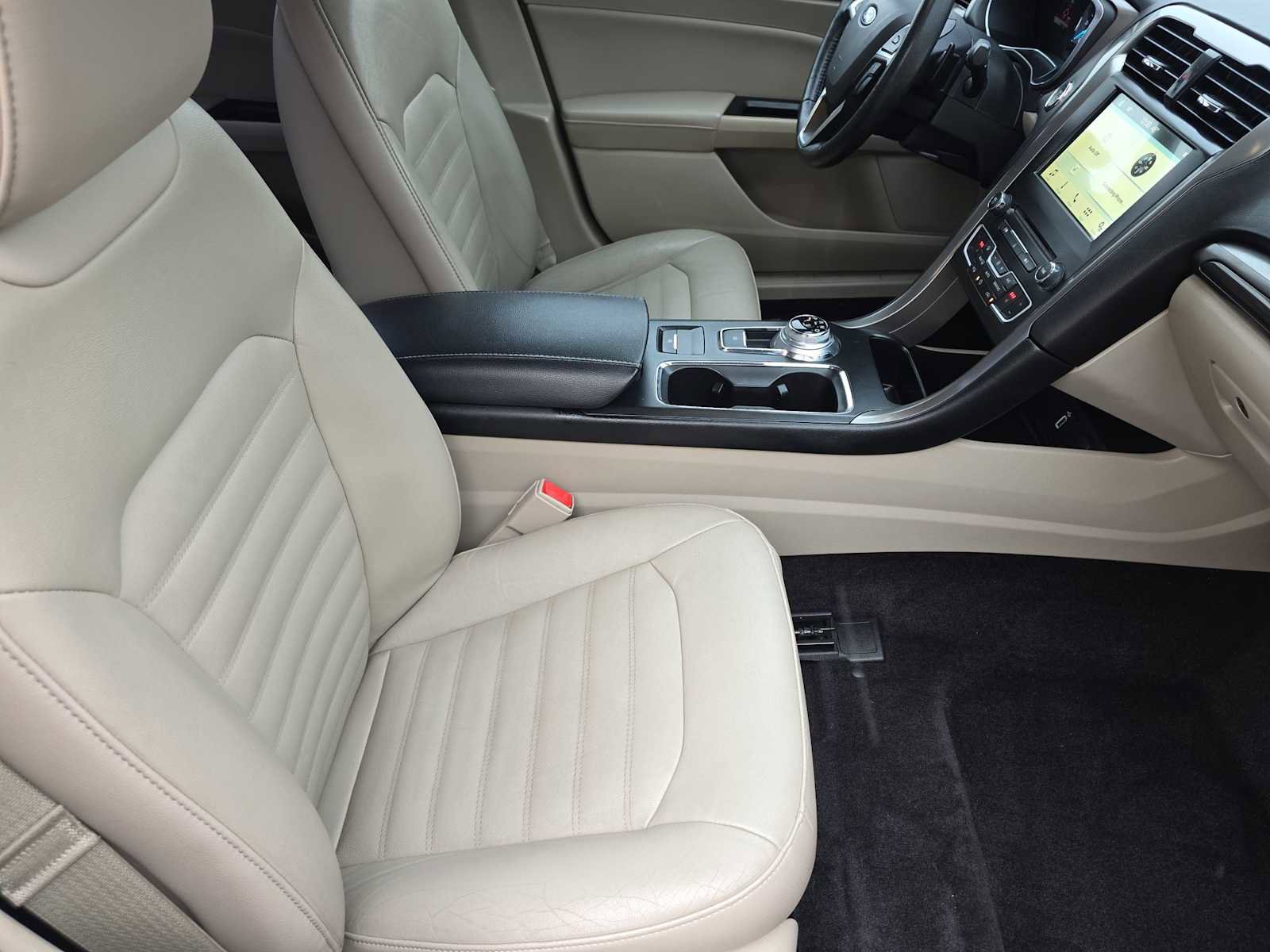 Used 2017 Ford Fusion SE w/ Fusion SE Technology Package image 18