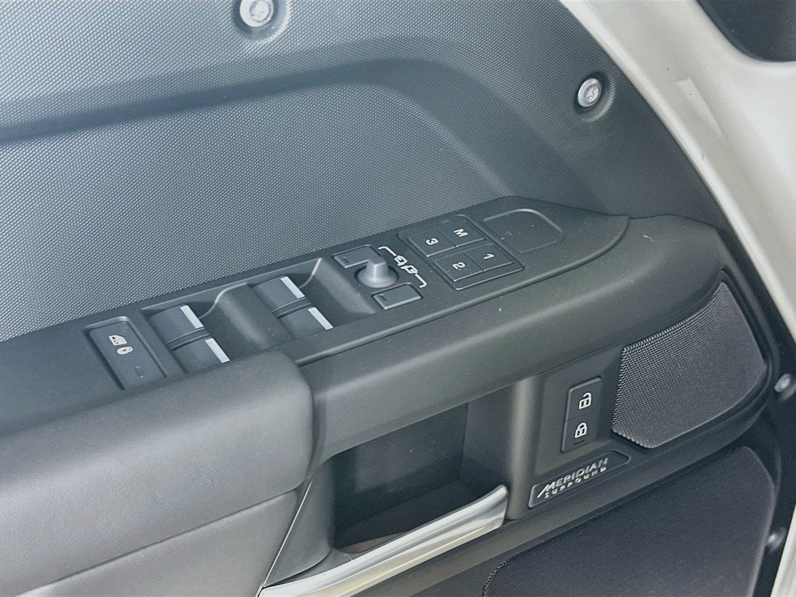 New 2026 Land Rover Defender 110 X-Dynamic SE AWD/4WD image 17