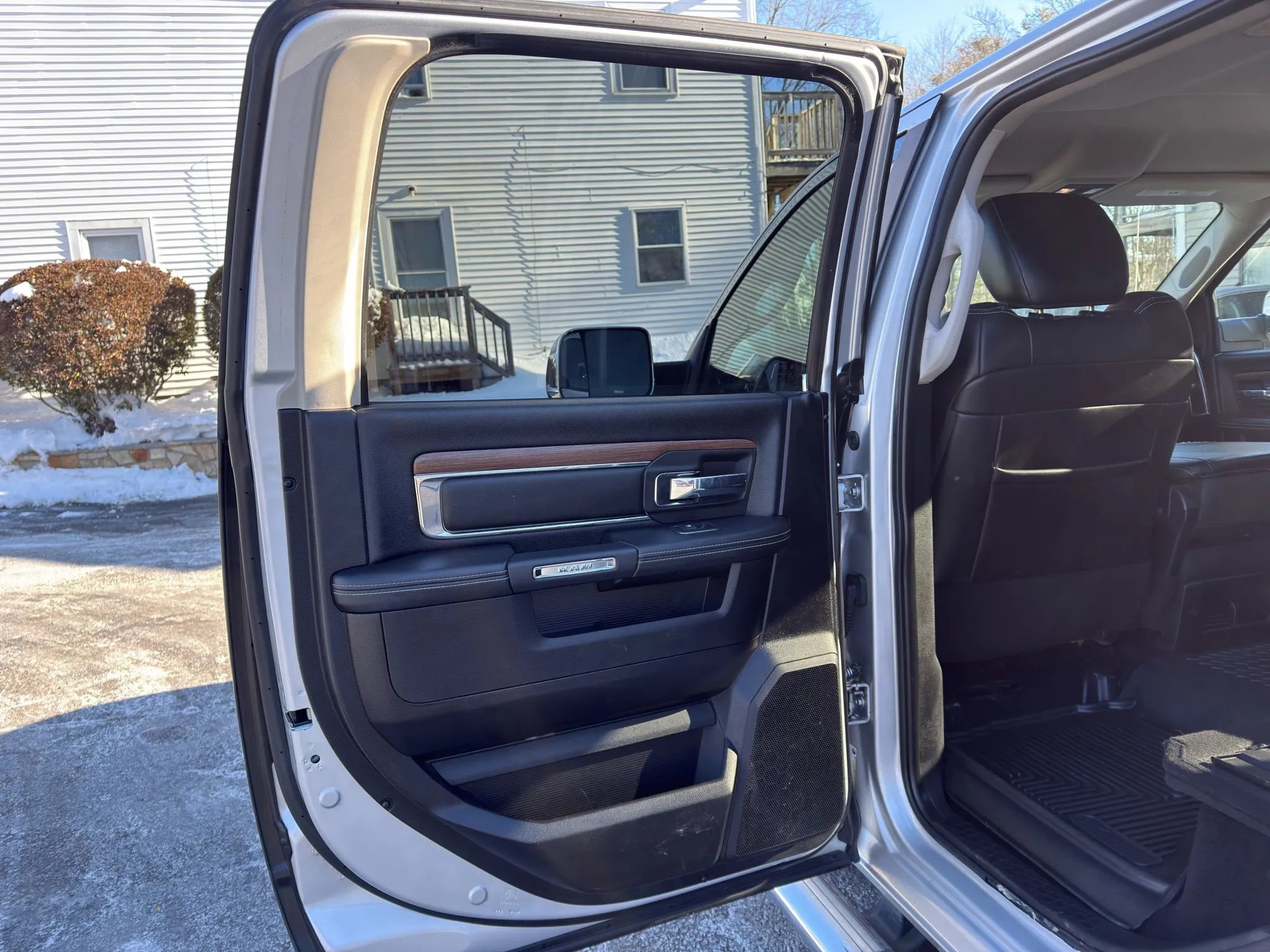 Used 2014 RAM 1500 Laramie image 15