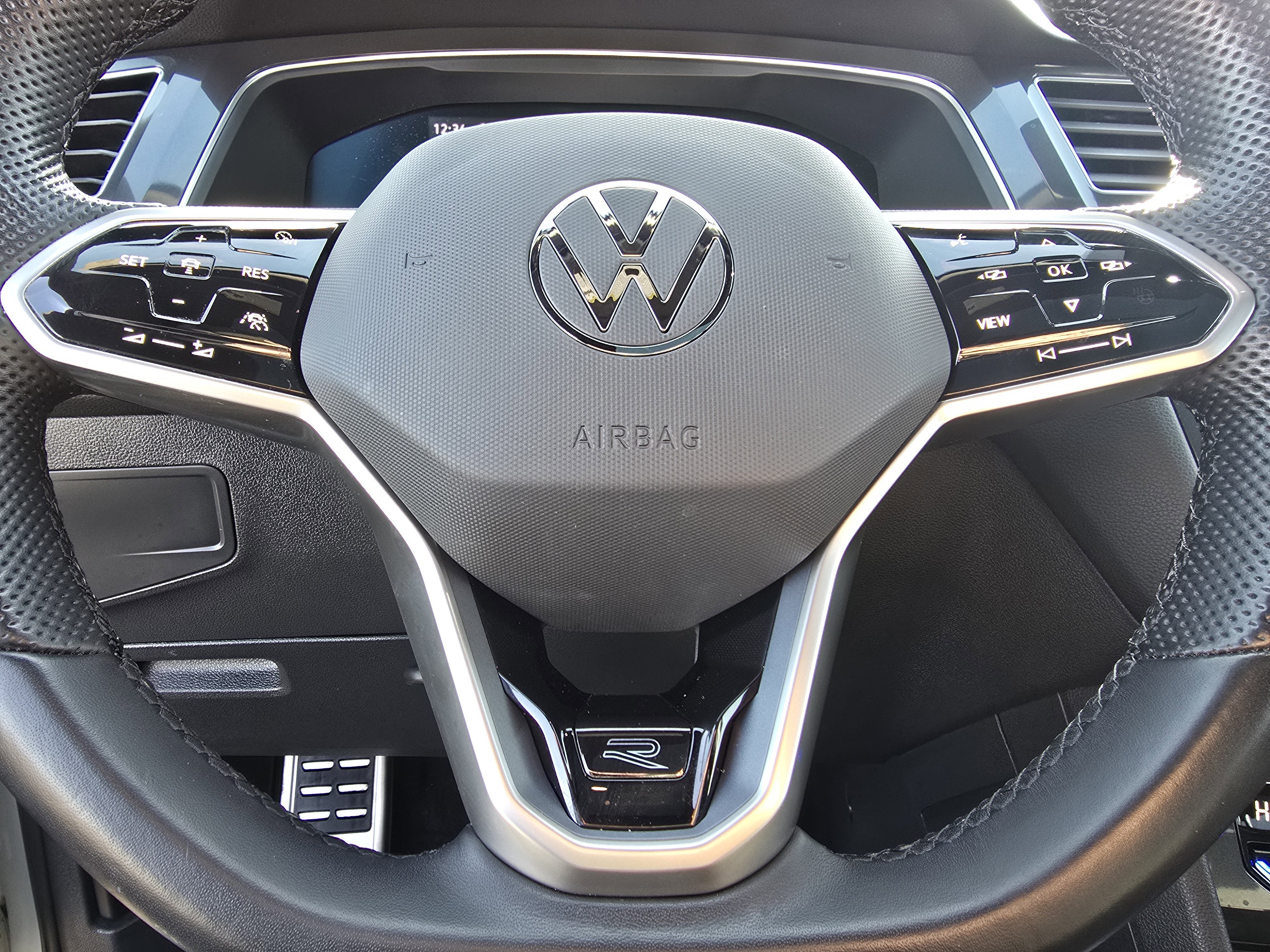 Used 2022 Volkswagen Tiguan SE R-Line image 21