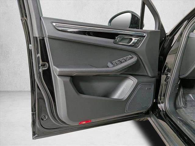 Certified 2025 Porsche Macan AWD/4WD image 12
