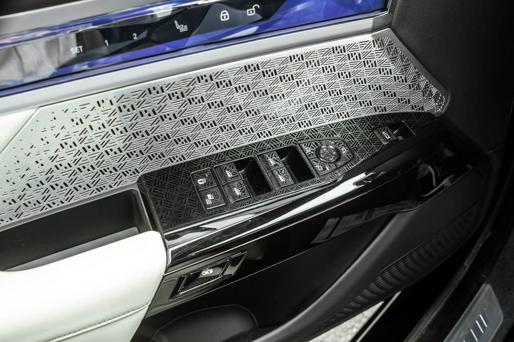 Used 2023 BMW 760i xDrive w/ Executive Package image 16