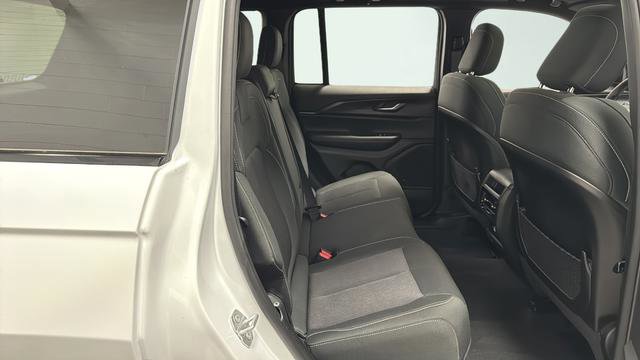 Used 2024 Jeep Grand Cherokee Laredo X image 1