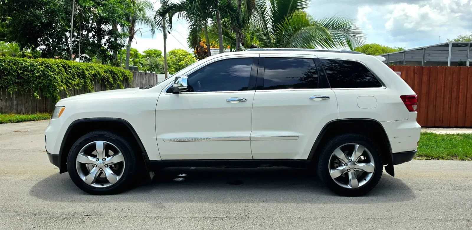 Used 2012 Jeep Grand Cherokee Overland AWD/4WD image 11