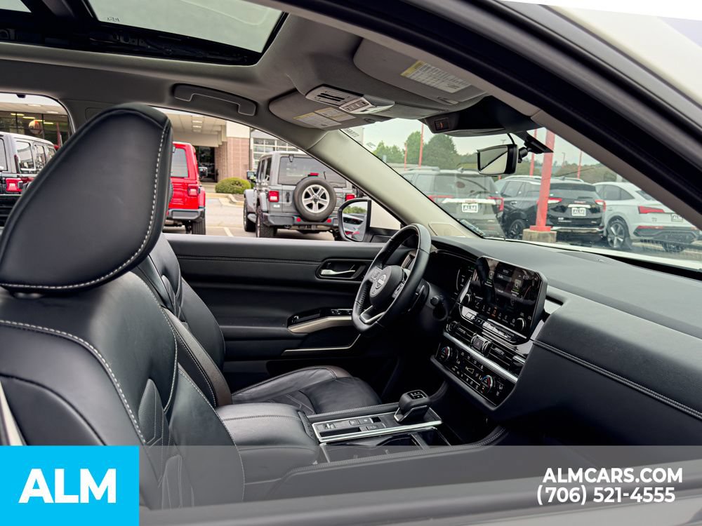 Used 2024 Nissan Pathfinder Platinum w/ Black Appearance Package FWD image 27