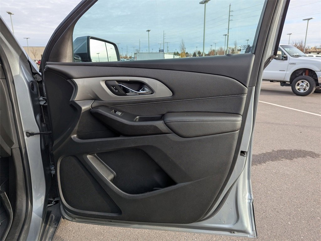 Used 2023 Chevrolet Traverse LT w/ Rear Camera Mirror Package image 44