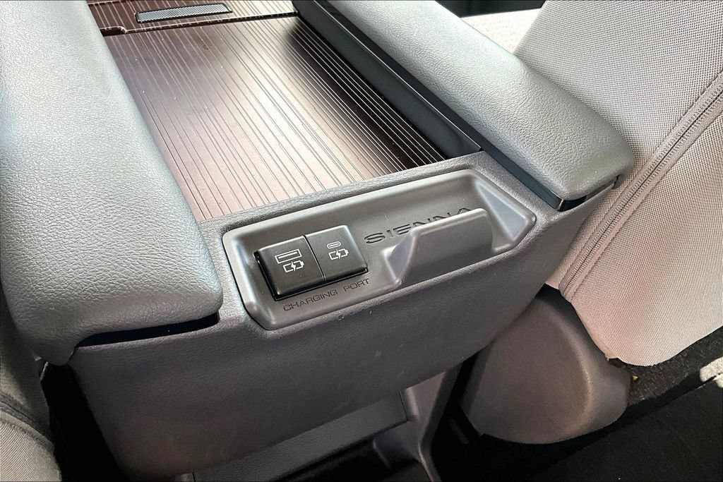 Used 2021 Toyota Sienna LE FWD image 22