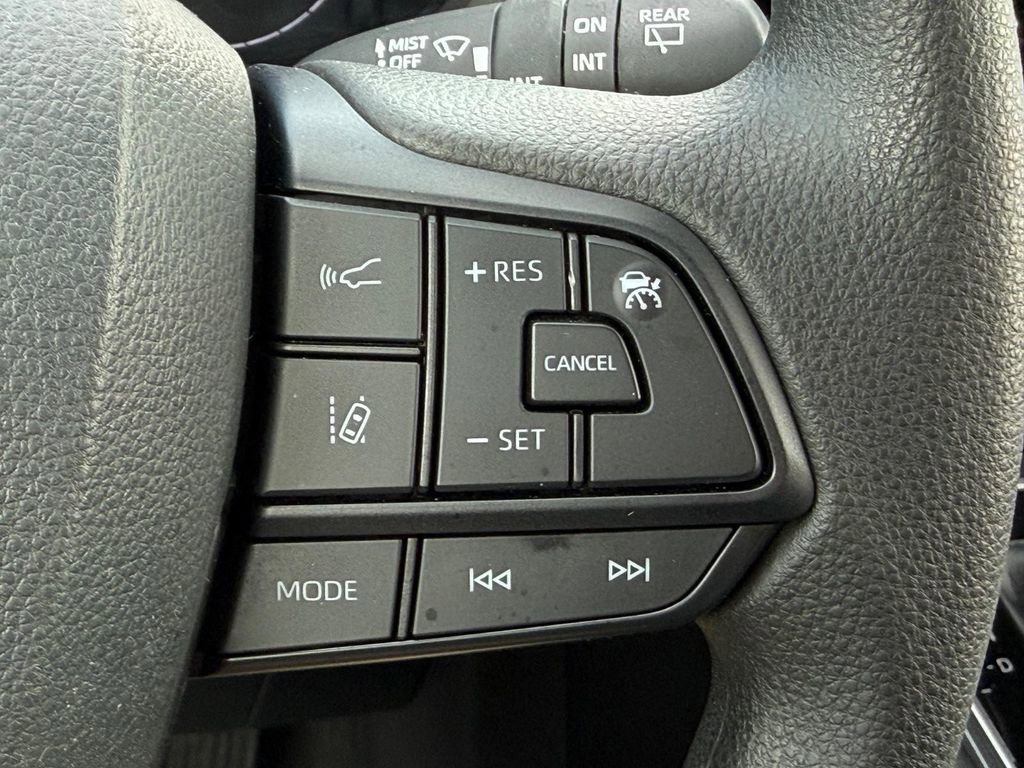 Used 2025 Toyota Sienna LE FWD image 18