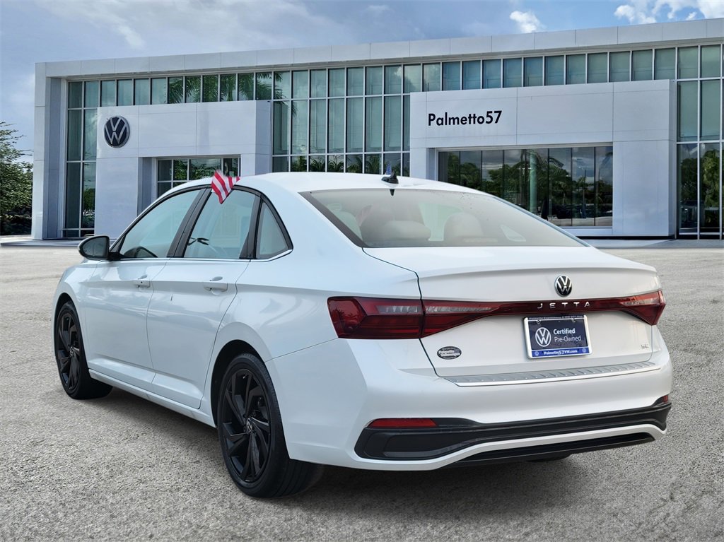 Certified 2025 Volkswagen Jetta SE w/ Sunroof Package image 4