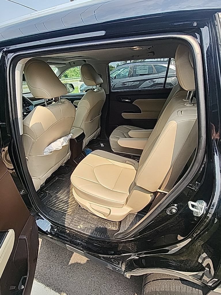 Used 2021 Toyota Highlander XLE AWD/4WD image 8