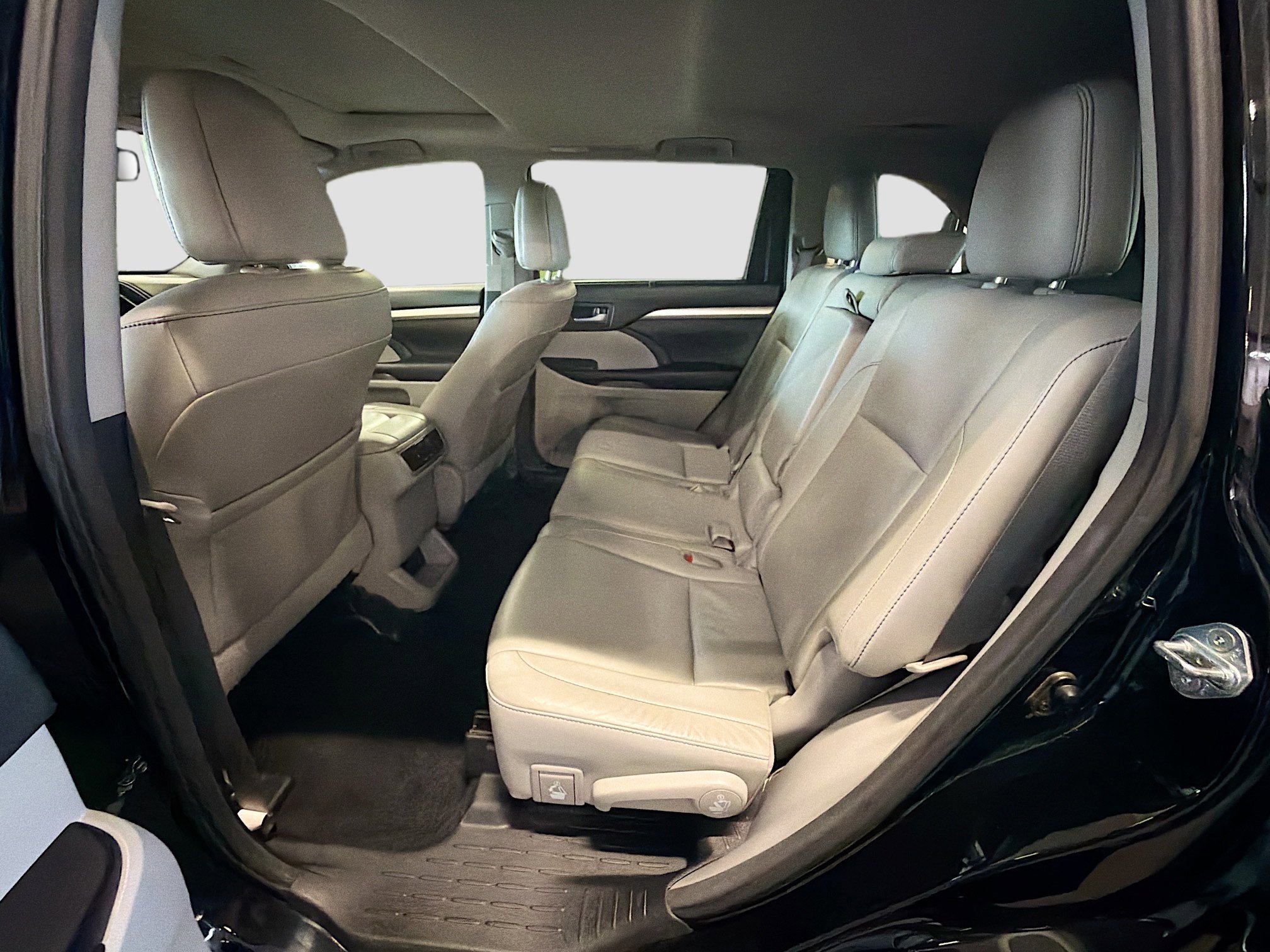Used 2017 Toyota Highlander XLE AWD/4WD image 30