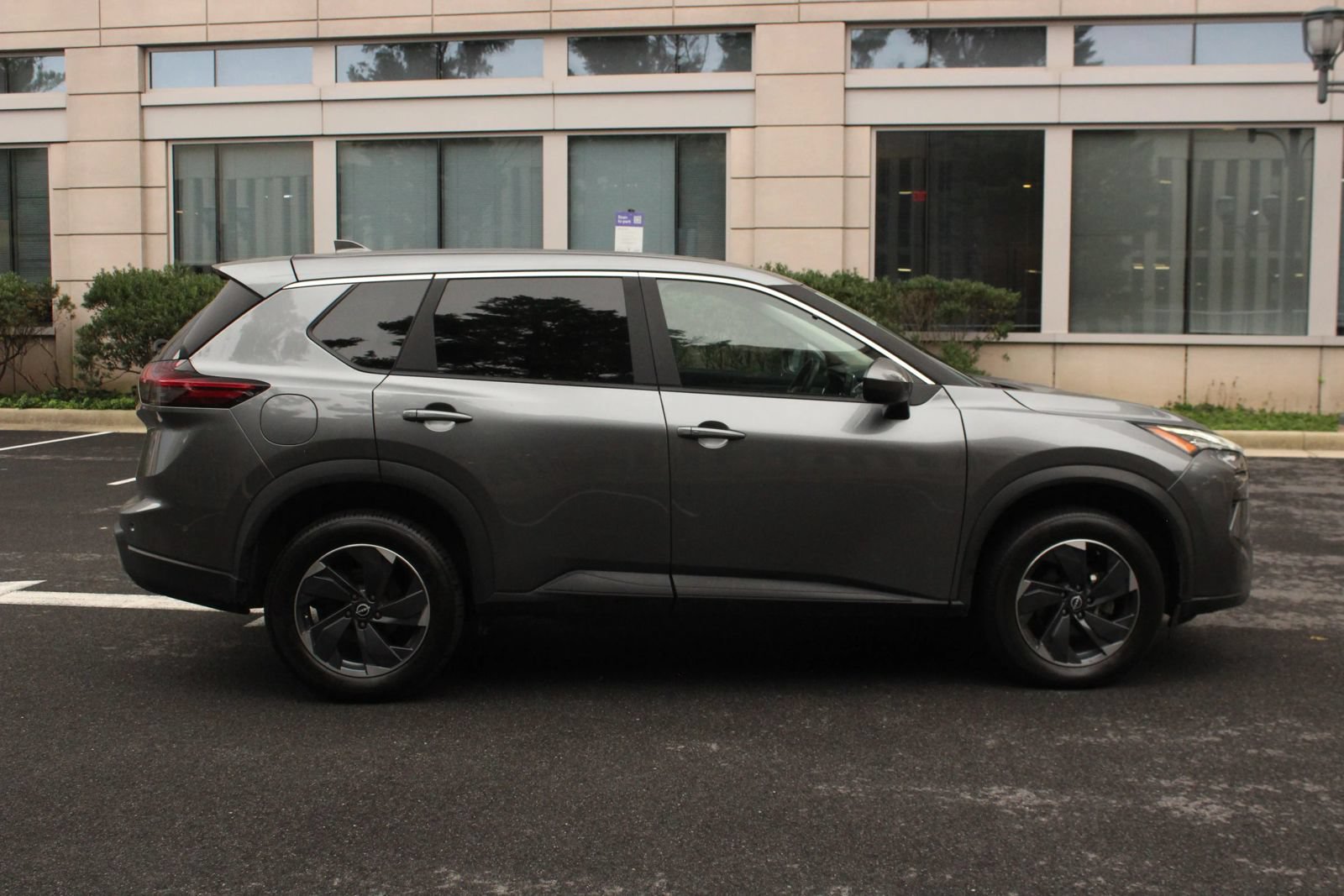 Used 2025 Nissan Rogue SV AWD/4WD image 6