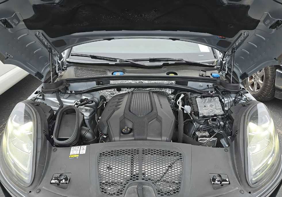 Used 2024 Porsche Macan image 8