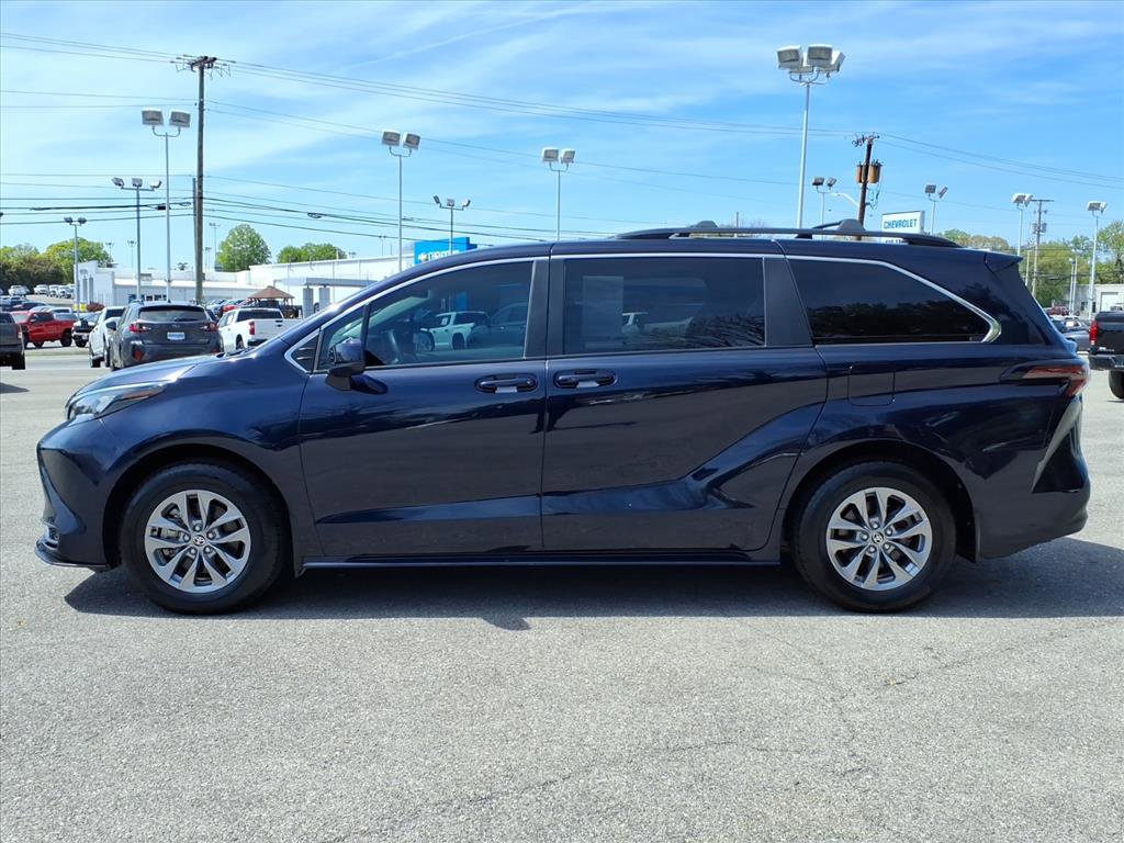 Used 2024 Toyota Sienna LE FWD image 7