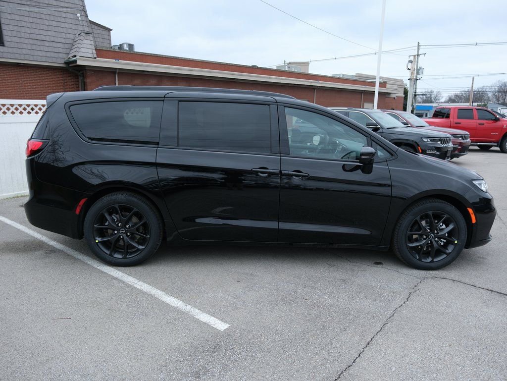New 2026 Chrysler Pacifica Limited w/ S Appearance Package image 2