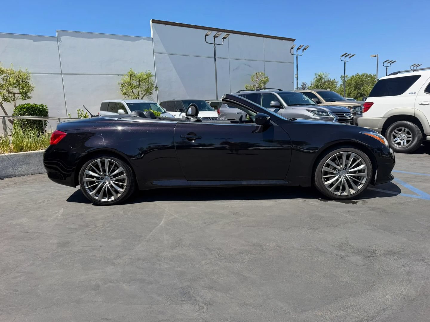 Used 2011 INFINITI G37 Convertible w/ Premium Pkg RWD image 4