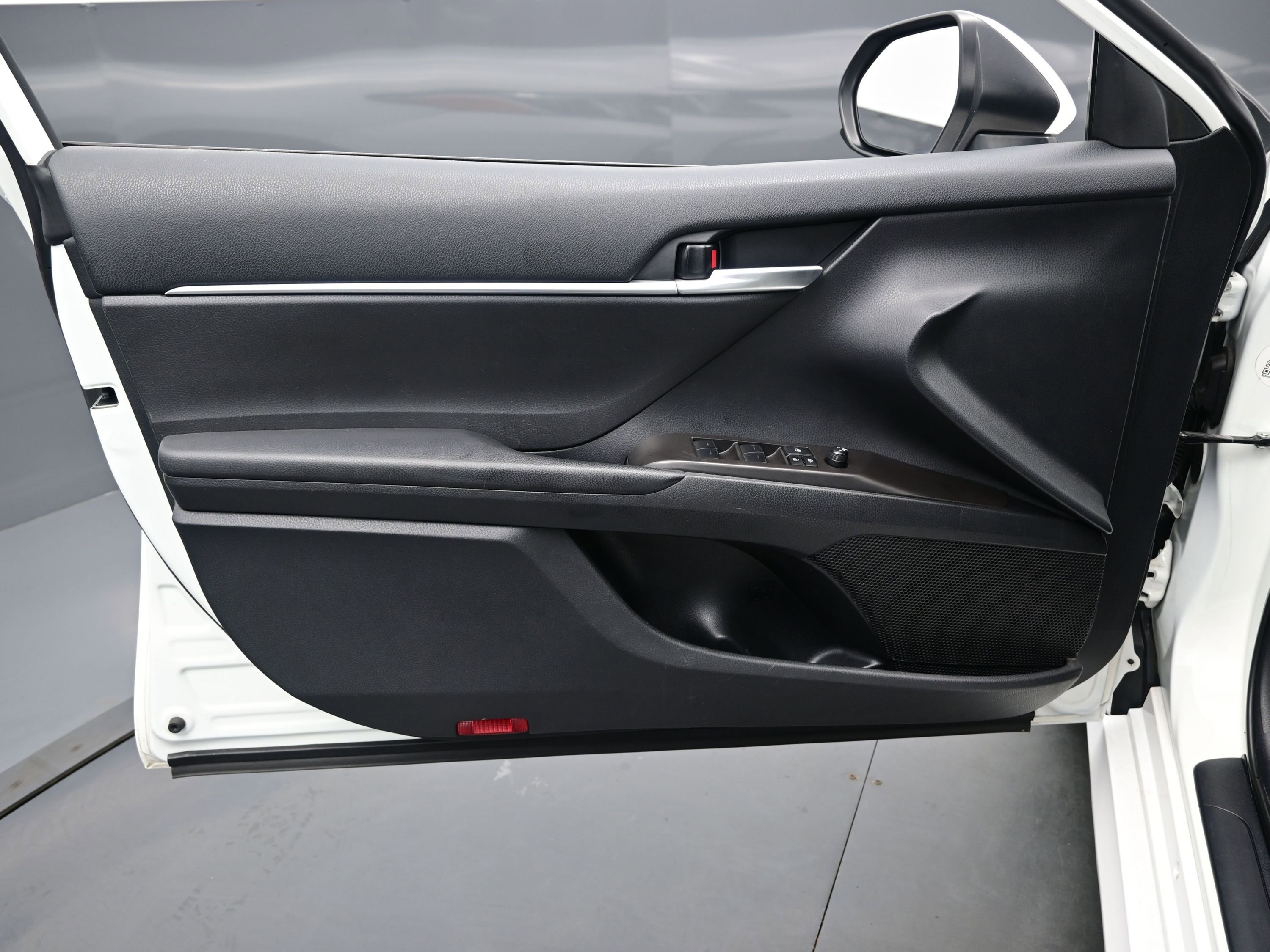 Used 2023 Toyota Camry LE image 9