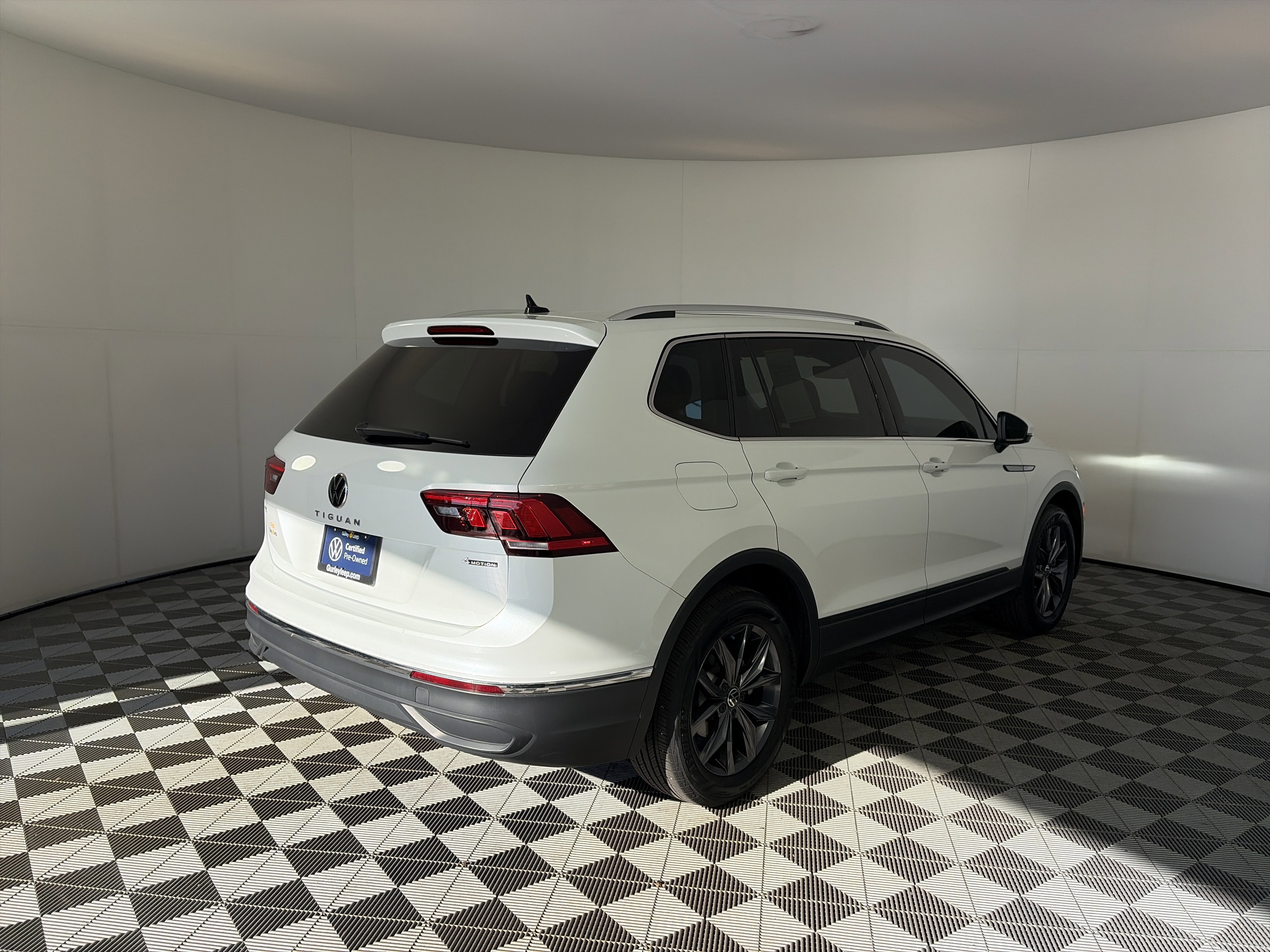 Used 2023 Volkswagen Tiguan SE w/ Panoramic Sunroof Package AWD/4WD image 9