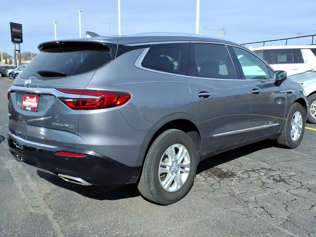 Used 2018 Buick Enclave Essence image 2
