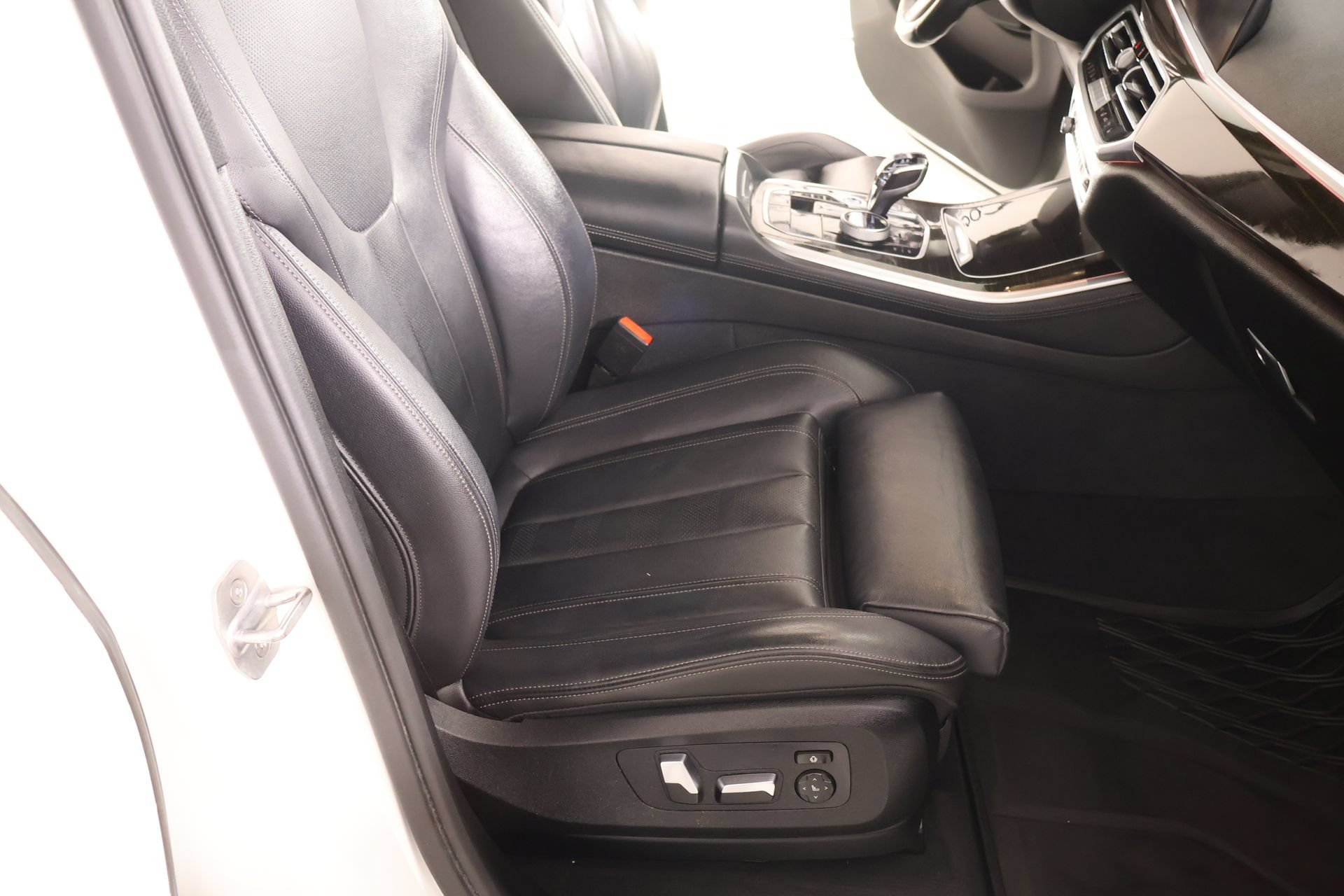 Used 2019 BMW X5 xDrive40i w/ M Sport Package AWD/4WD image 14