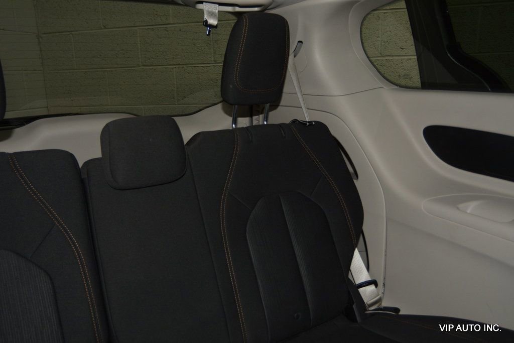 Used 2017 Chrysler Pacifica Touring image 29