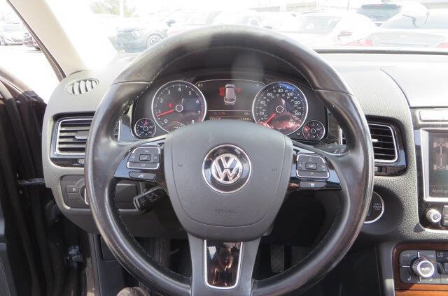 Used 2016 Volkswagen Touareg Sport AWD/4WD image 20