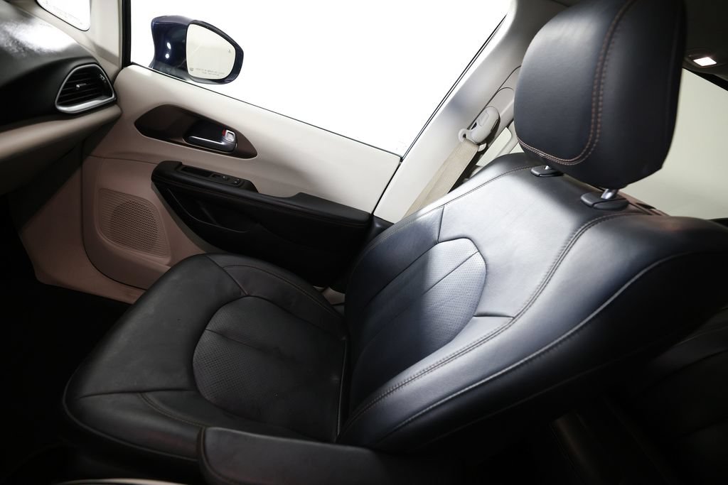 Used 2019 Chrysler Pacifica Touring-L Plus FWD image 36