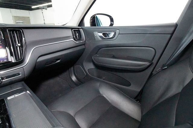 Certified 2025 Volvo XC60 B5 Core image 8