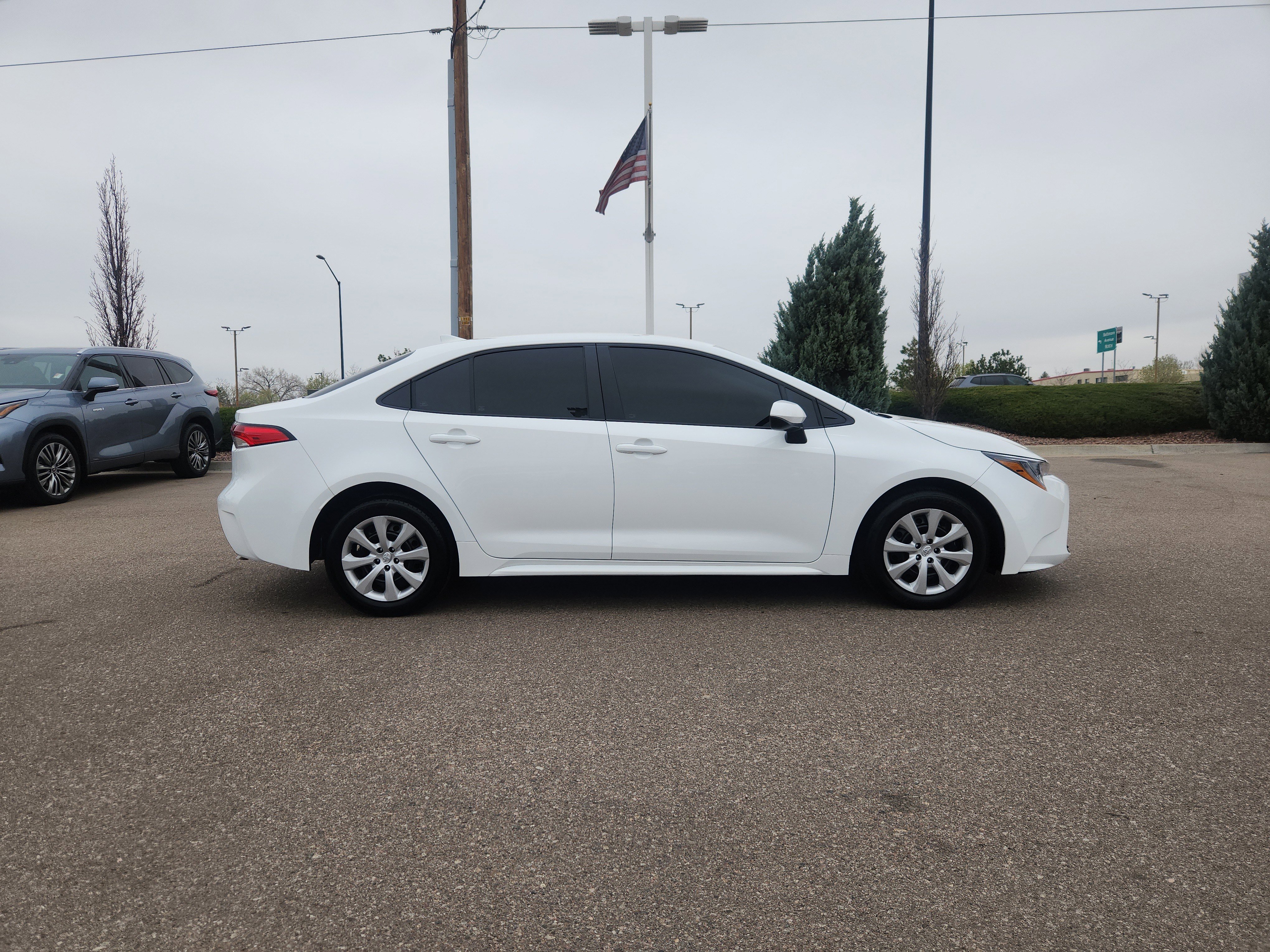 Used 2022 Toyota Camry LE image 2