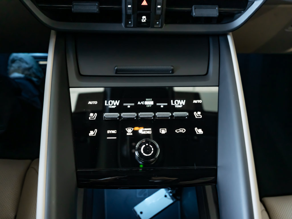 Certified 2025 Porsche Macan 4S Electric AWD/4WD image 19