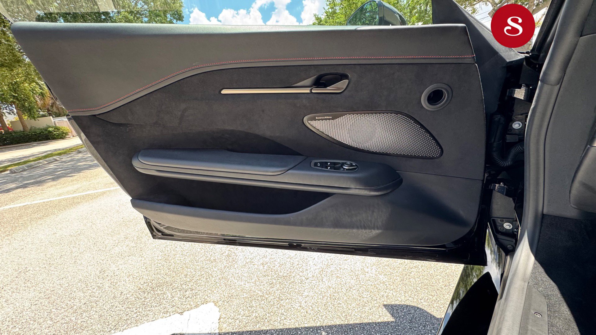 Used 2025 Aston Martin V8 Vantage Coupe RWD image 12