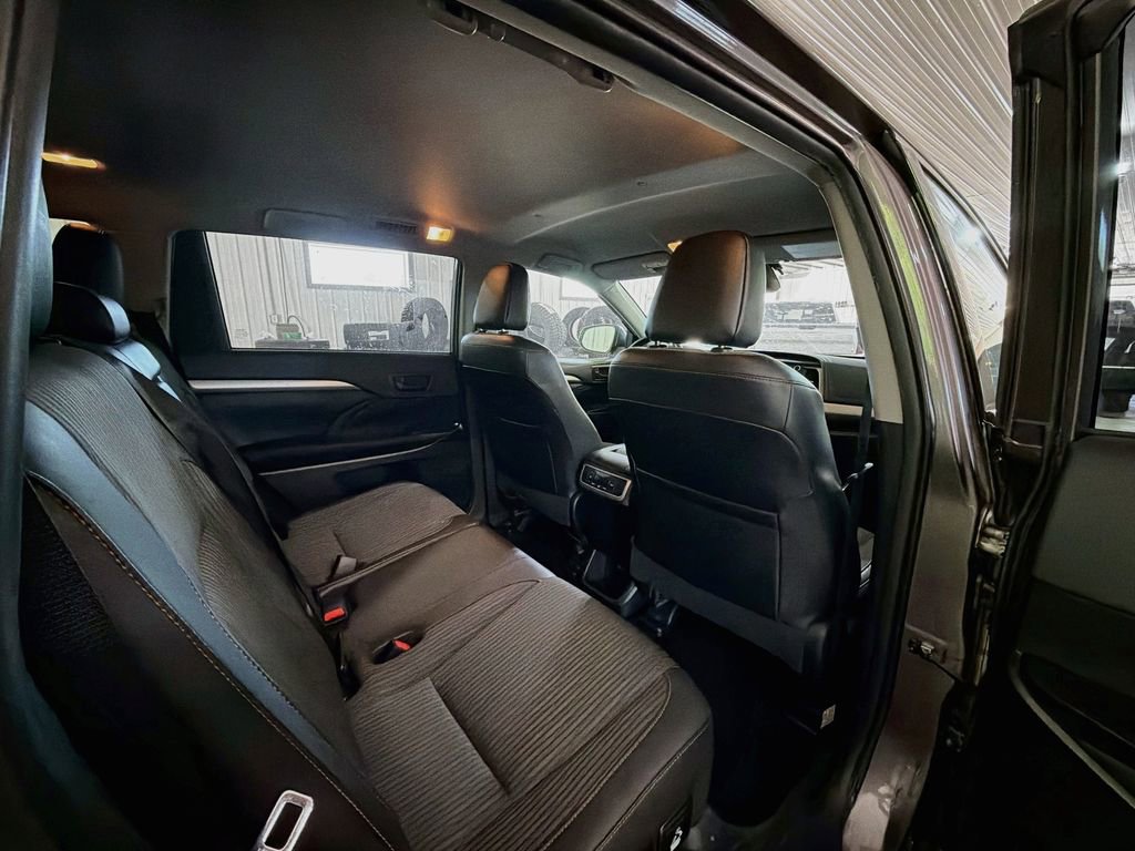 Used 2019 Toyota Highlander LE AWD/4WD image 11